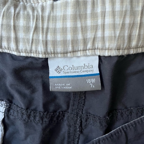 Women’s Columbia Gray Athletic Hiking Shorts - Picture 2 of 4